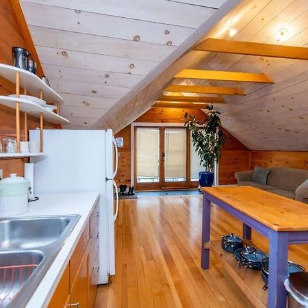Bright And Cozy Treehouse Apartment Burlington Eksteriør bilde