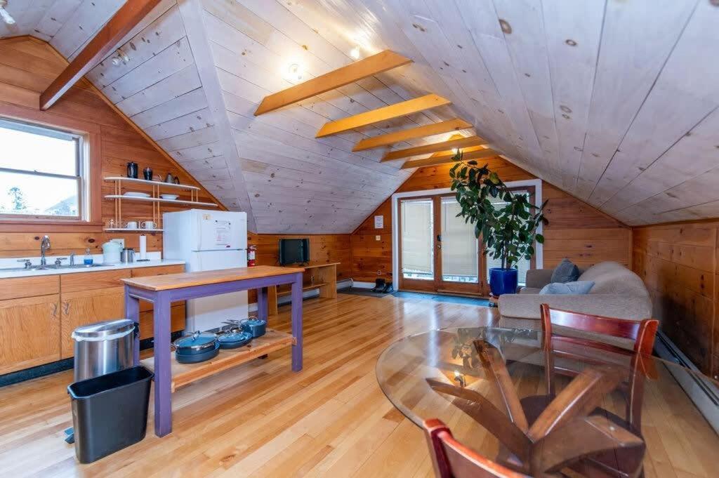 Bright And Cozy Treehouse Apartment Burlington Eksteriør bilde