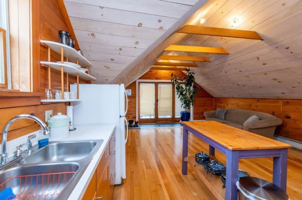 Bright And Cozy Treehouse Apartment Burlington Eksteriør bilde