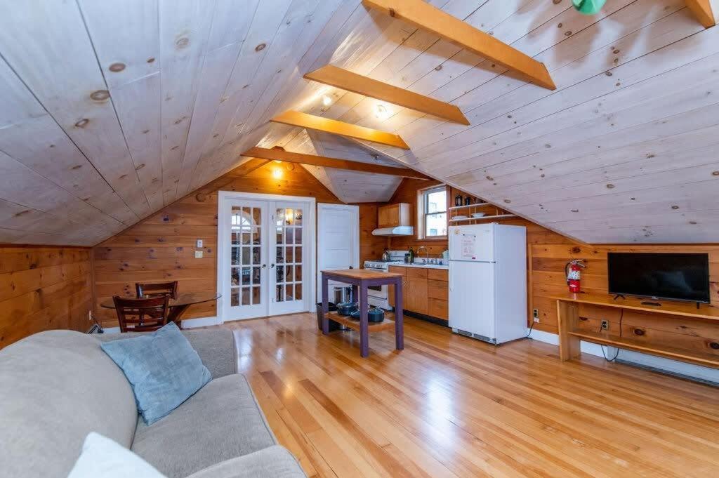 Bright And Cozy Treehouse Apartment Burlington Eksteriør bilde