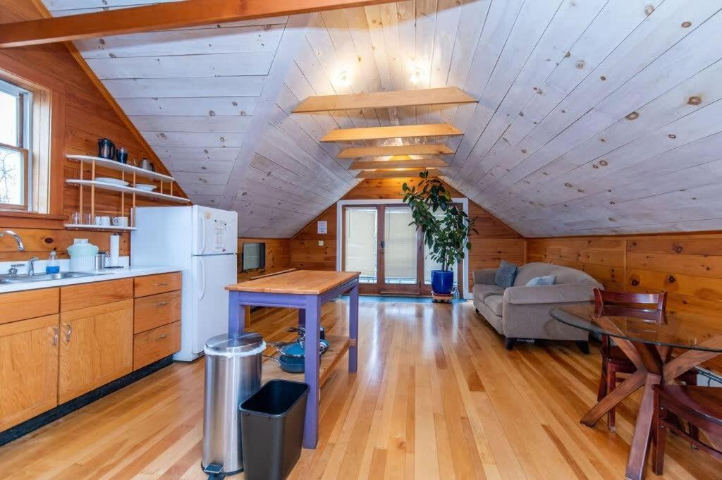 Bright And Cozy Treehouse Apartment Burlington Eksteriør bilde