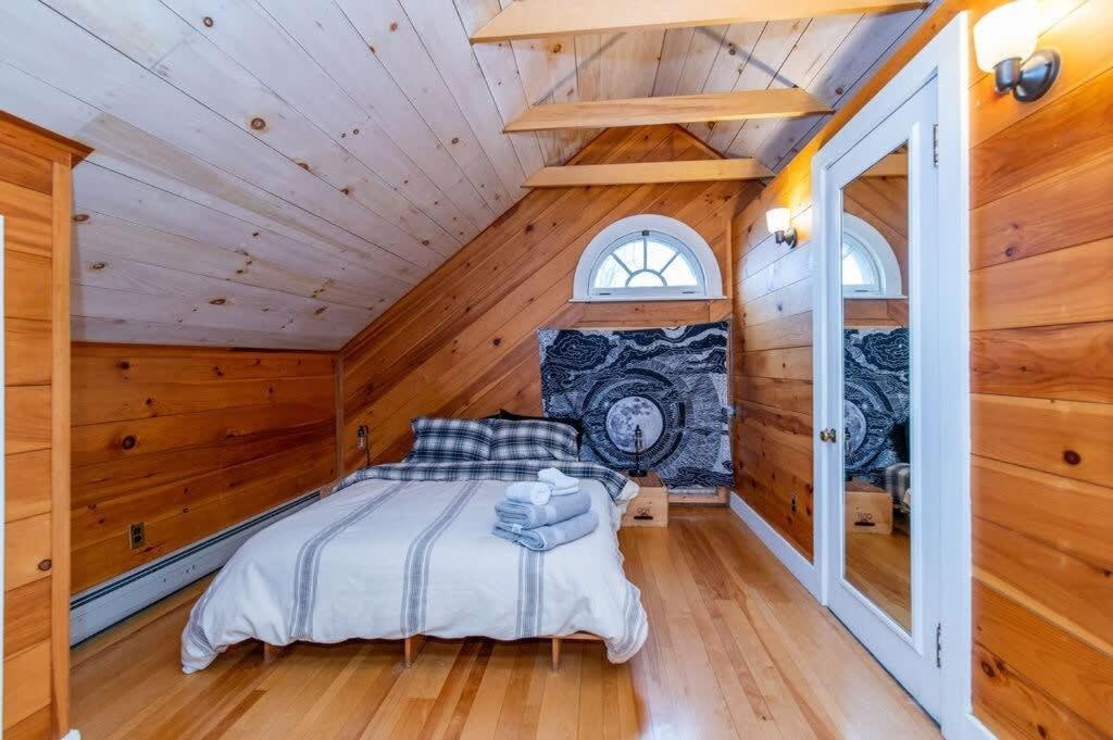 Bright And Cozy Treehouse Apartment Burlington Eksteriør bilde