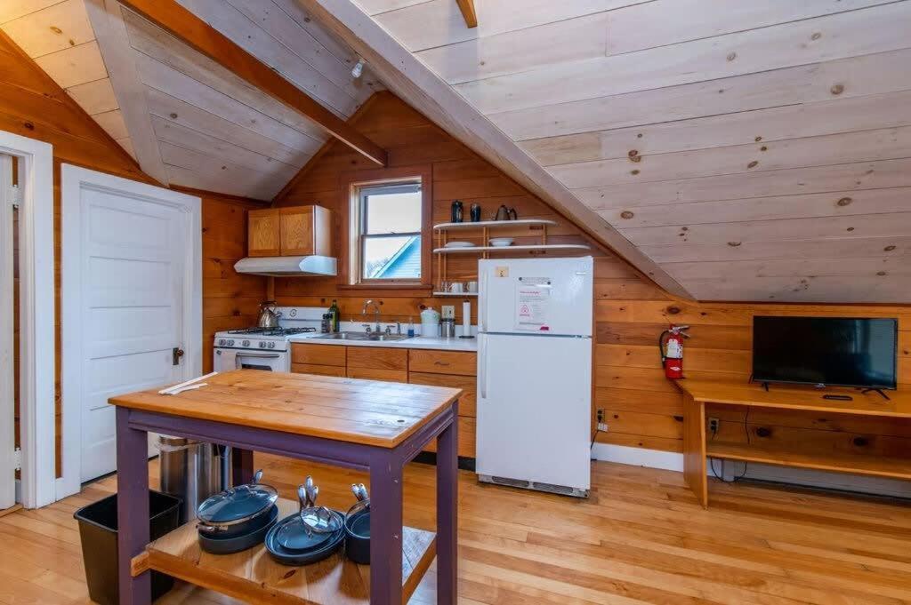 Bright And Cozy Treehouse Apartment Burlington Eksteriør bilde