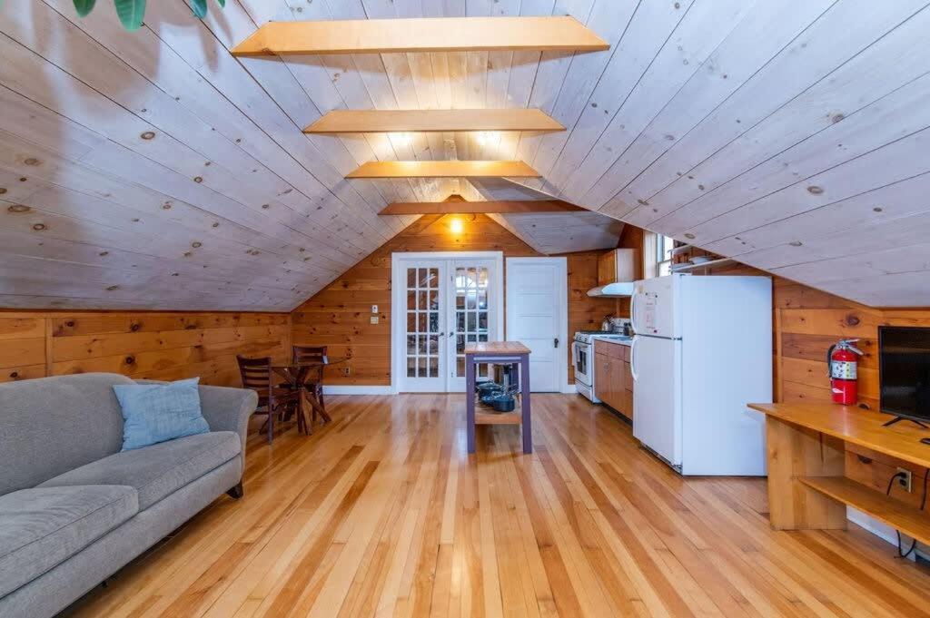 Bright And Cozy Treehouse Apartment Burlington Eksteriør bilde
