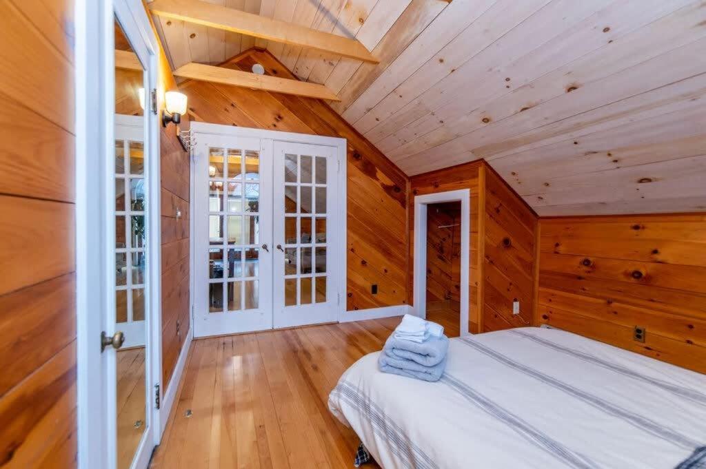 Bright And Cozy Treehouse Apartment Burlington Eksteriør bilde